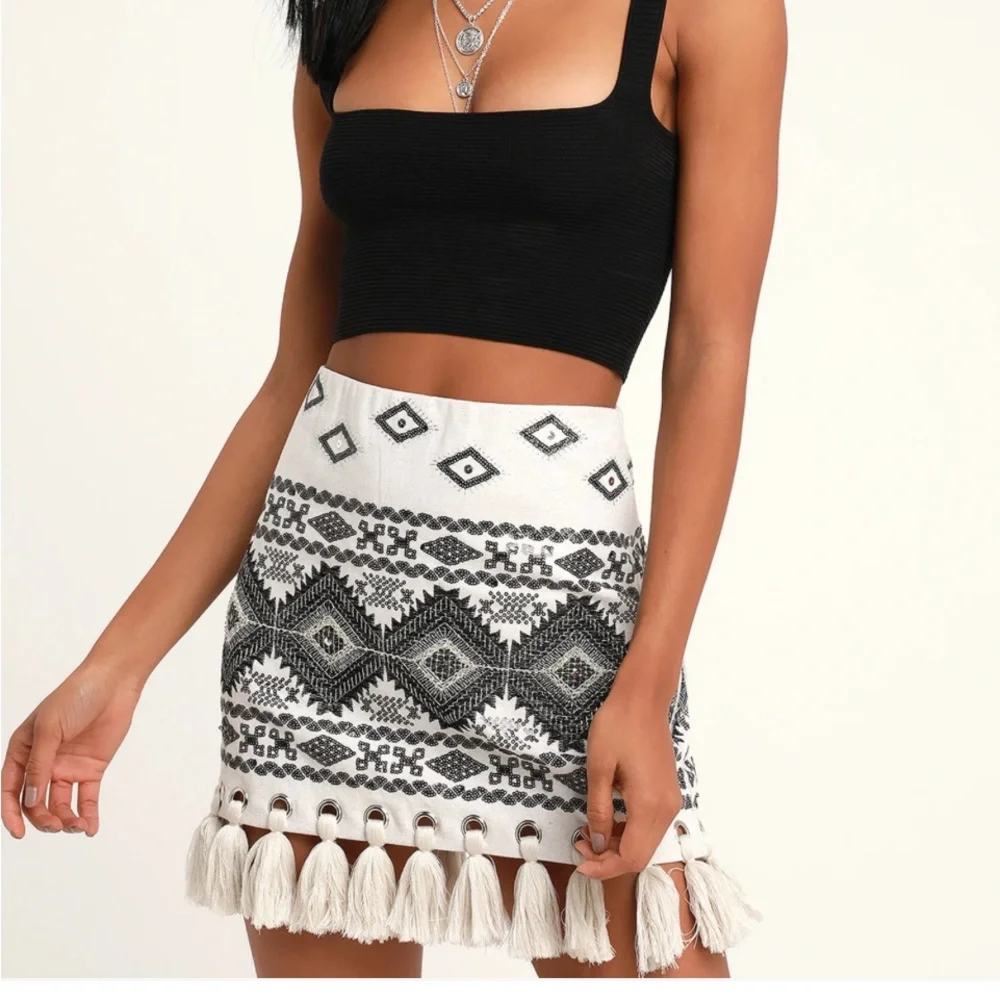 Lulu’s Belinda embroidered embellished skirt size M never worn - Picture 3 of 6